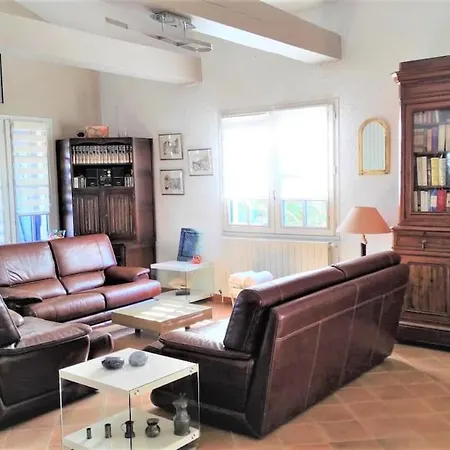 Ocre I Blau Villa